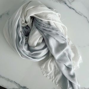 Scarf white and light blue/gray